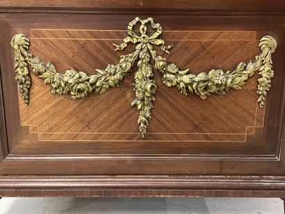 Vitrine de style Louis XVI en placage et...