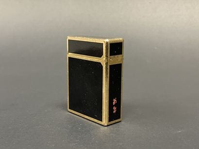 DUPONT Briquet en laque noire de Chine.
5...