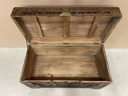 Coffre en bois exotique sculpté à décor de...