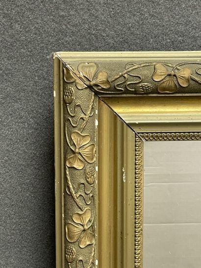 Miroir cadre en bois et stuc doré à décor...