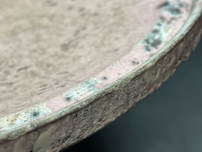 Grande coupe couverte en céramique raku.
Marque.
H:...