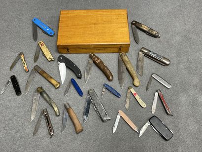 Collection de 21 couteaux de poche.