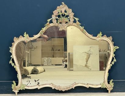 Miroir cadre en bois sculpté et patiné.
Style...