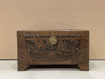 Coffre en bois exotique sculpté à décor de...