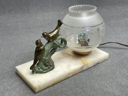 Petite veilleuse en albatre et régule patiné.
Années...