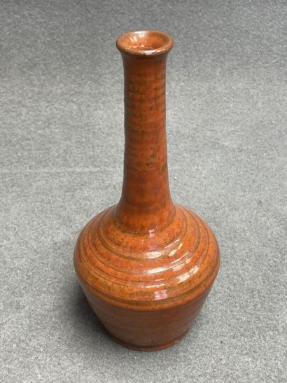 Vase à long col et personnage asiatique en...