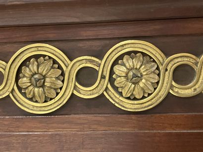 Vitrine de style Louis XVI en placage et...