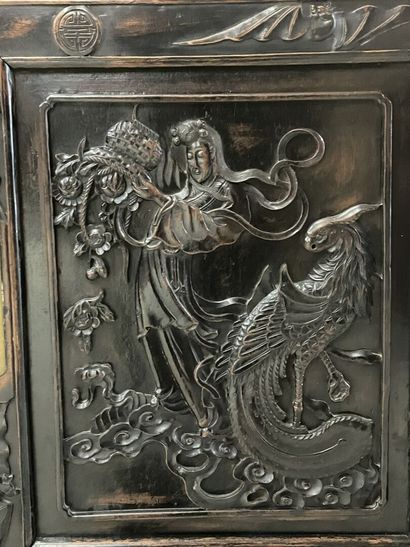 Cabinet sur pietement en bois exotique richement...