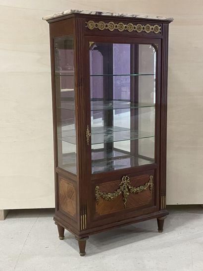 Vitrine de style Louis XVI en placage et...