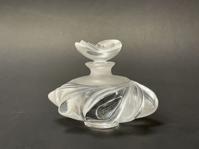 LALIQUE France, flacon en cristal moulé,...