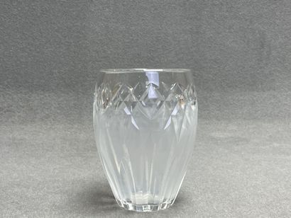 BACCARAT 
Vase en cristal taillé. 
H. :18...