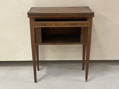 Petite commode à rideau formant table à jeu....