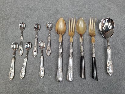 Ensemble de couverts de service et petites...