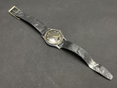 LIP Montre bracelet en acier , fond noir.
Années...