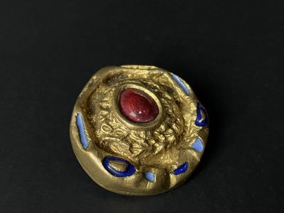 Broche en métal doré et incrustations d'émail....