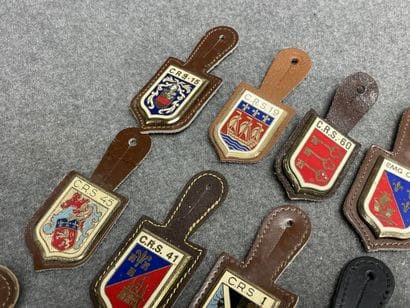 Collection de 39 insignes Pucelles de CR...