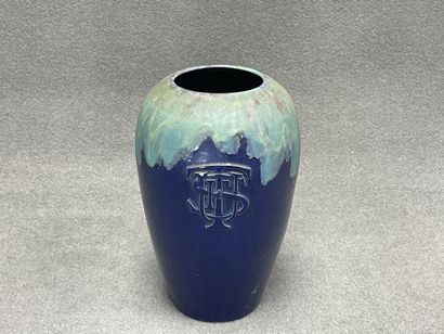Vase grès émaillé à siglé. 
H. :25 cm.