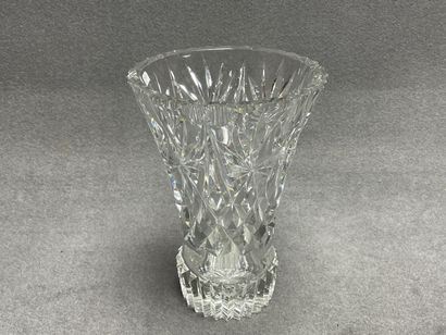Vase en verre. 
H. :28 cm. 
éclats au col...