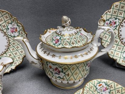 Partie de service à thé et café en porcelaine...