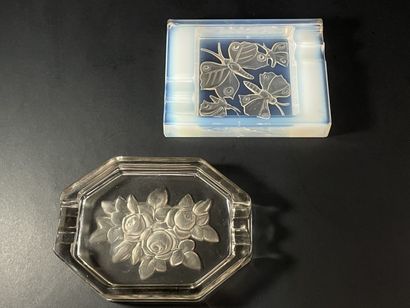 Deux cendriers en verre moulé 1930
A décor...