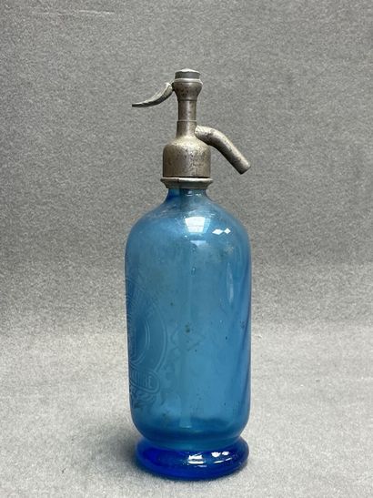 Siphon en verre bleu marqué Guignier à Auxerre.
H:...