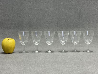 BACCARAT 
Six petits verres à pied. 
H. :11...