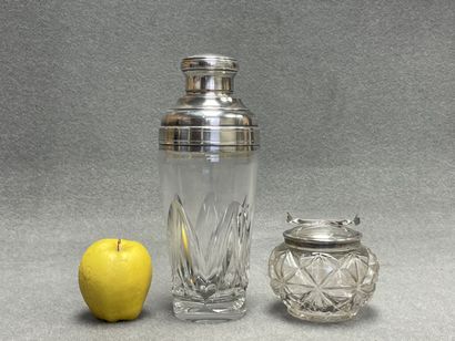 Shaker à cocktail et sucrier avec pince dans...