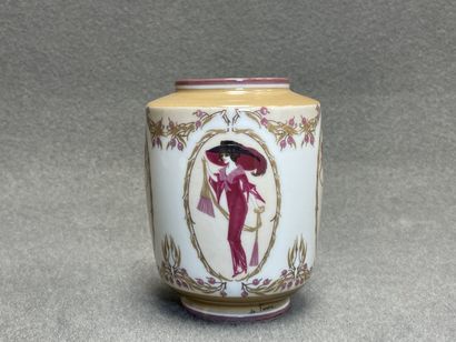 Ch. FIELD pour HAVILAND - Limoges. 
Vase...