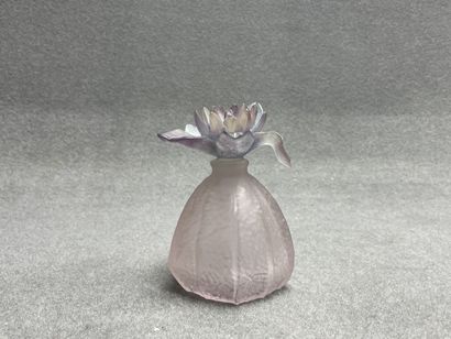 DAUM . 
Flacon fleur en pâte de verre modèle...