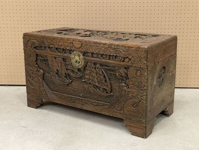 Coffre en bois exotique sculpté à décor de...