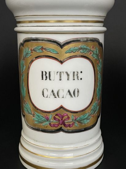 Suite de cinq pots à pharmacie en porcelaine....