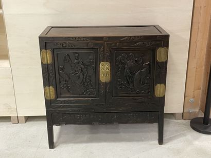 Cabinet sur pietement en bois exotique richement...