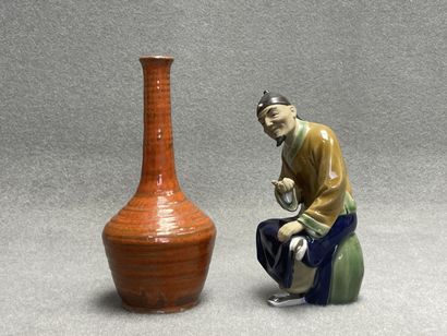 Vase à long col et personnage asiatique en...
