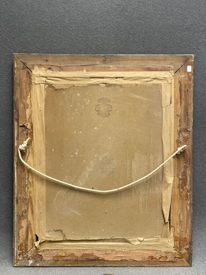 Miroir cadre en bois et stuc doré à décor...