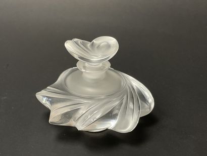 LALIQUE France, flacon en cristal moulé,...