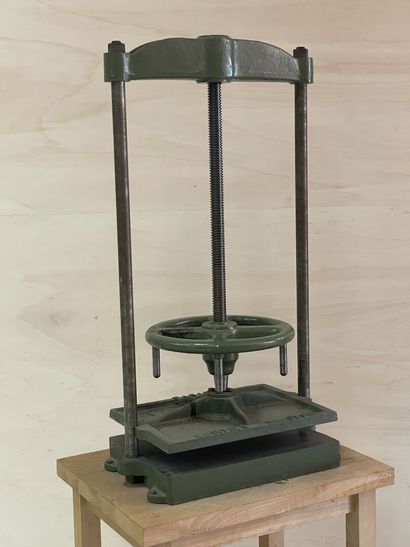 Presse de relieur sur table en bois. 
175...