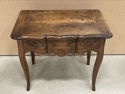 Table console en noyer mouluré ouvrant à...