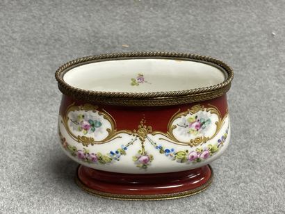 Petite jardinière en porcelaine de Limoges...