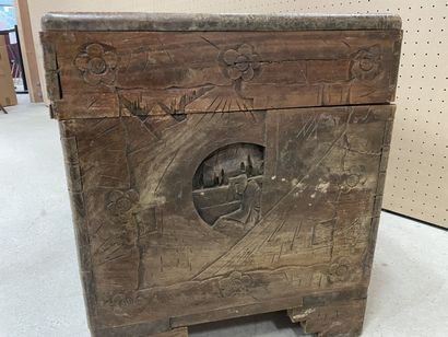 Coffre en bois exotique sculpté à décor de...