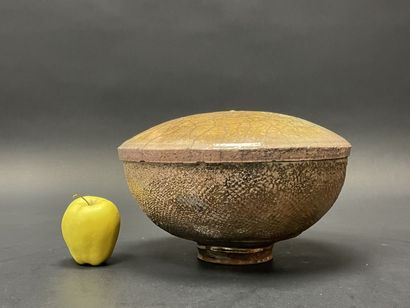 Grande coupe couverte en céramique raku.
Marque.
H:...