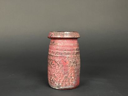 Vase en grès rouge. 
H. :15 cm. 
Petit f...