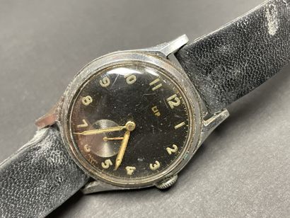 LIP Montre bracelet en acier , fond noir.
Années...