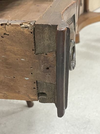 Table console en noyer mouluré ouvrant à...
