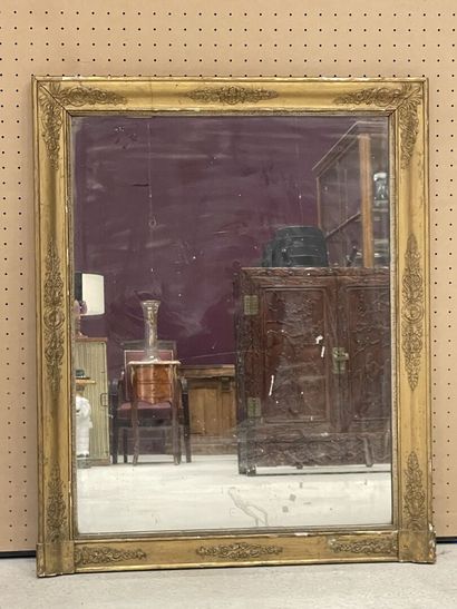 Miroir XIX° en bois et stuc doré. 
104 x...