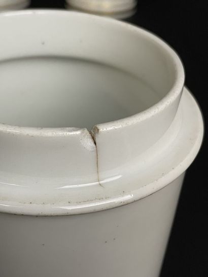 Trois pots à pharmacie en porcelaine. 
Fin...