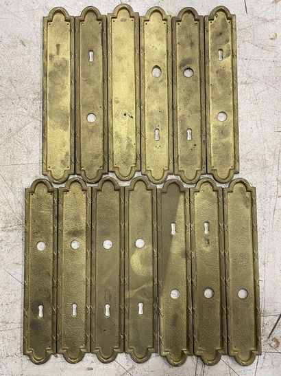 Treize plaques de propreté en laiton