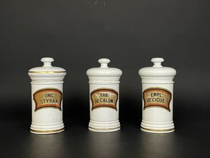 Trois pots à pharmacie en porcelaine. 
Fin...