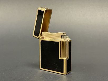 DUPONT Briquet en laque noire de Chine.
5...