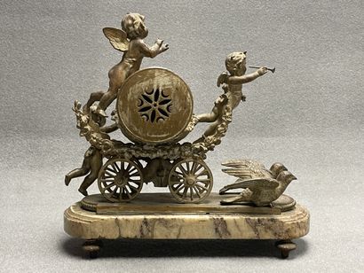 Pendule à décor de char tiré par des oiseaux...