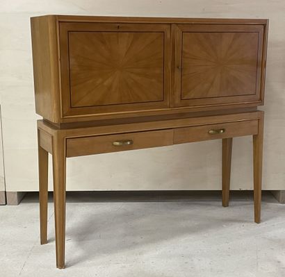 Cabinet des années 1940 en placage de bois...